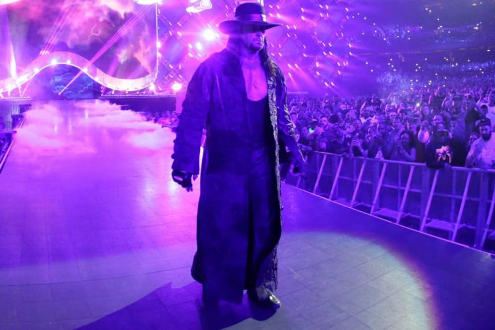 Legende: Undertaker auf dem Weg zum Ring bei WrestleMania 34.