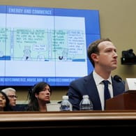 Facebook CEO Mark Zuckerberg sagt vor dem Energieausschuss des US-Abgeordnetenhauses aus