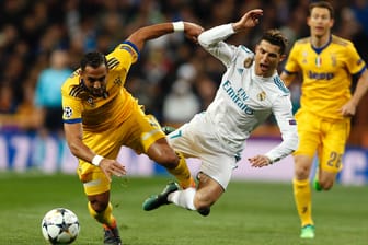 Real Madrid's Cristiano Ronaldo wird von Juventus' Medhi Benatia angepackt.