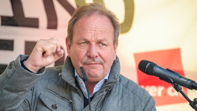 Frank Bsirske, Vorsitzender der Gewerkschaft Verdi, spricht bei einer Kundgebung. Frank Bsirske, Vorsitzender der Gewerkschaft Verdi, spricht bei einer Kundgebung.