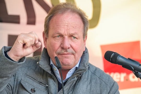 Frank Bsirske, Vorsitzender der Gewerkschaft Verdi, spricht bei einer Kundgebung.