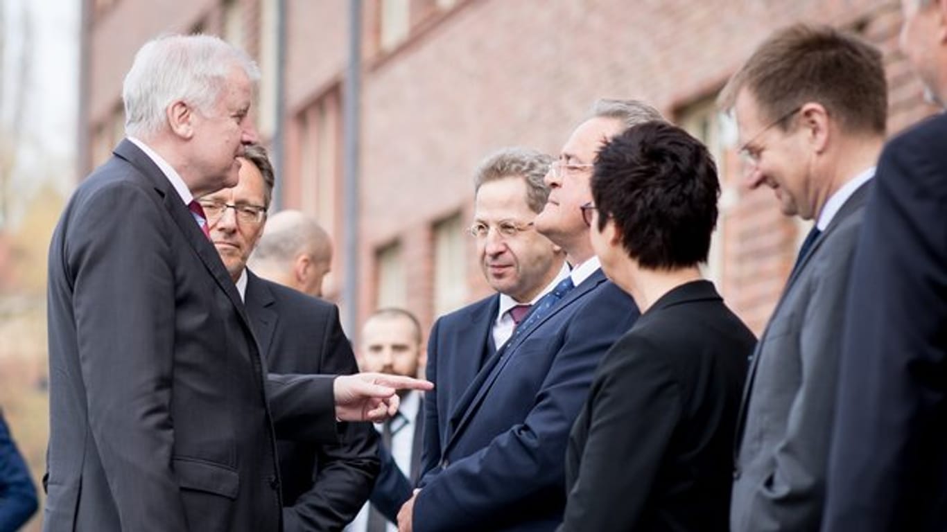Horst Seehofer wird von Holger Münch, Präsident des Bundeskriminalamtes, und Hans-Georg Maaßen begrüßt.