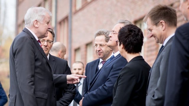 Horst Seehofer wird von Holger Münch, Präsident des Bundeskriminalamtes, und Hans-Georg Maaßen begrüßt. Horst Seehofer wird von Holger Münch, Präsident des Bundeskriminalamtes, und Hans-Georg Maaßen begrüßt.