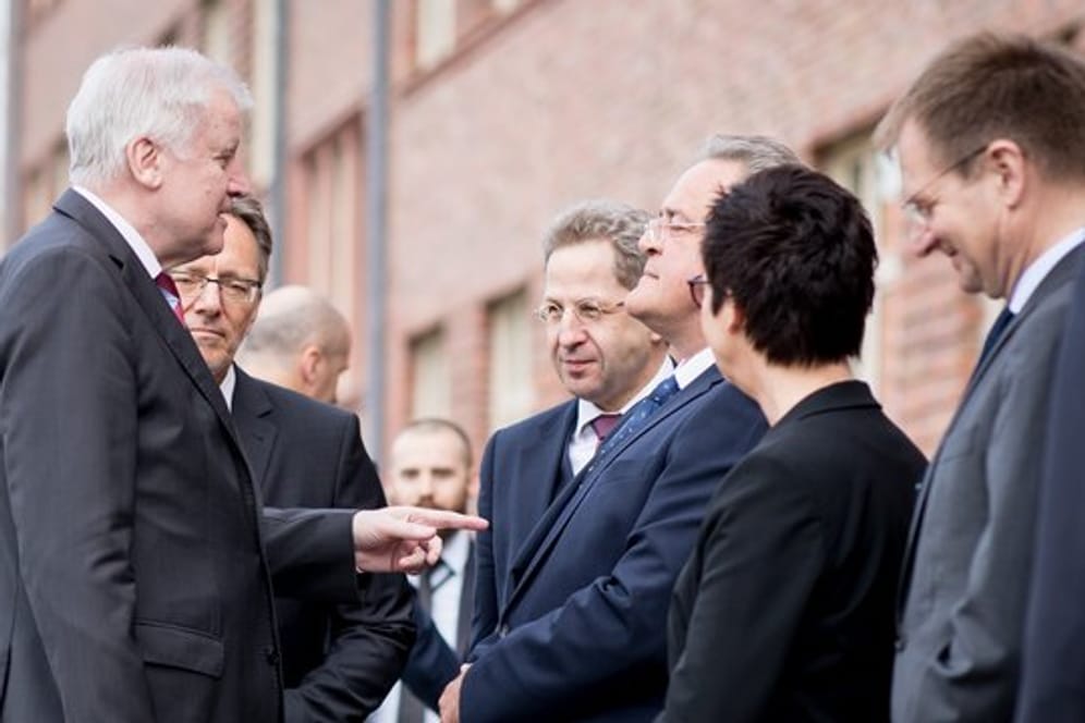 Horst Seehofer wird von Holger Münch, Präsident des Bundeskriminalamtes, und Hans-Georg Maaßen begrüßt.