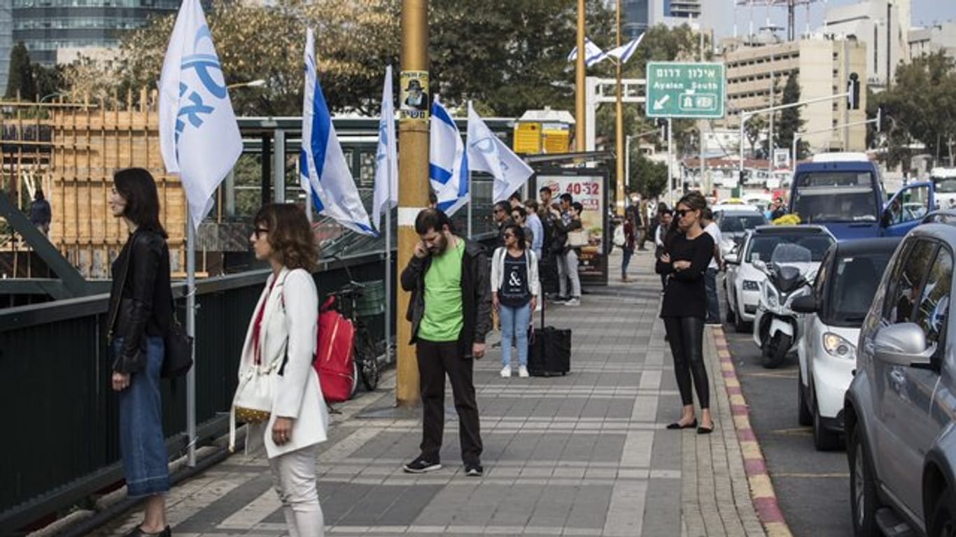 Menschen stehen in Tel Aviv für zwei Minuten schweigend auf einer Brücke neben ihren Autos.