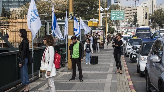 Menschen stehen in Tel Aviv für zwei Minuten schweigend auf einer Brücke neben ihren Autos. Menschen stehen in Tel Aviv für zwei Minuten schweigend auf einer Brücke neben ihren Autos.