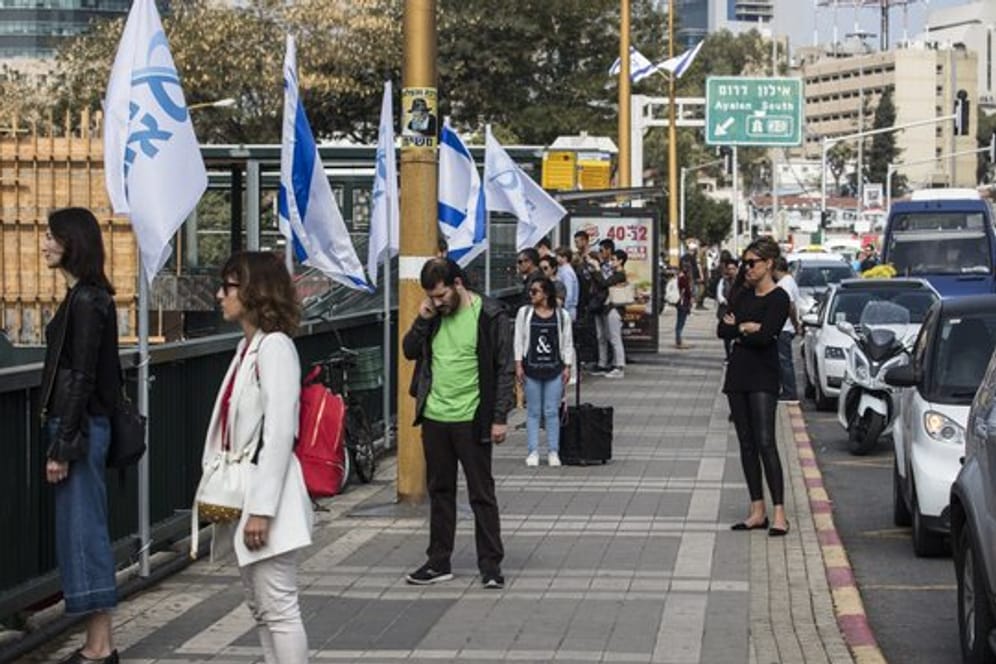 Menschen stehen in Tel Aviv für zwei Minuten schweigend auf einer Brücke neben ihren Autos.