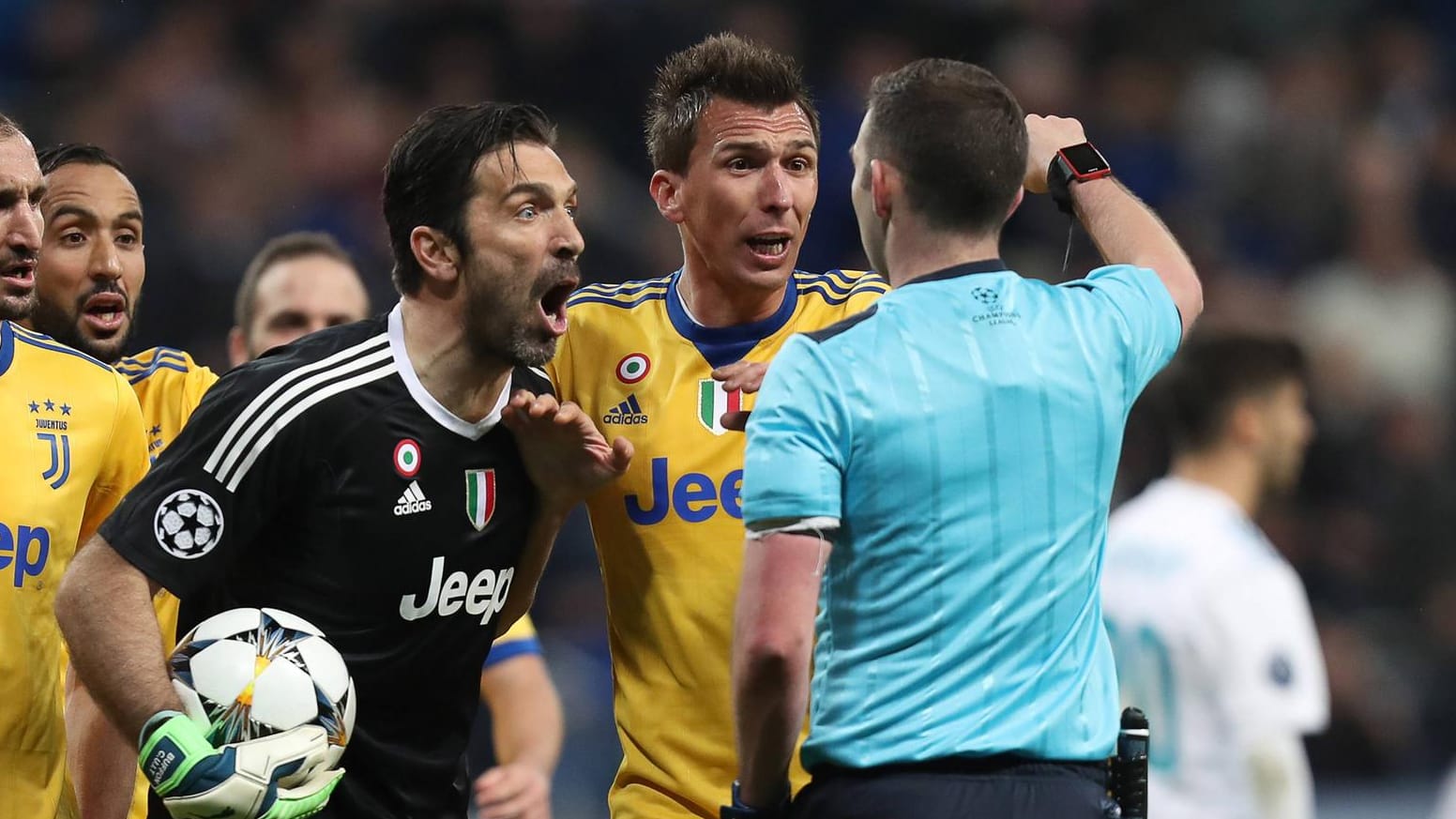 Gianluigi Buffon (l.): Die italienische Torwart-Legende geht nach dem Elfmeterpfiff auf Schiedsrichter Michael Oliver los.