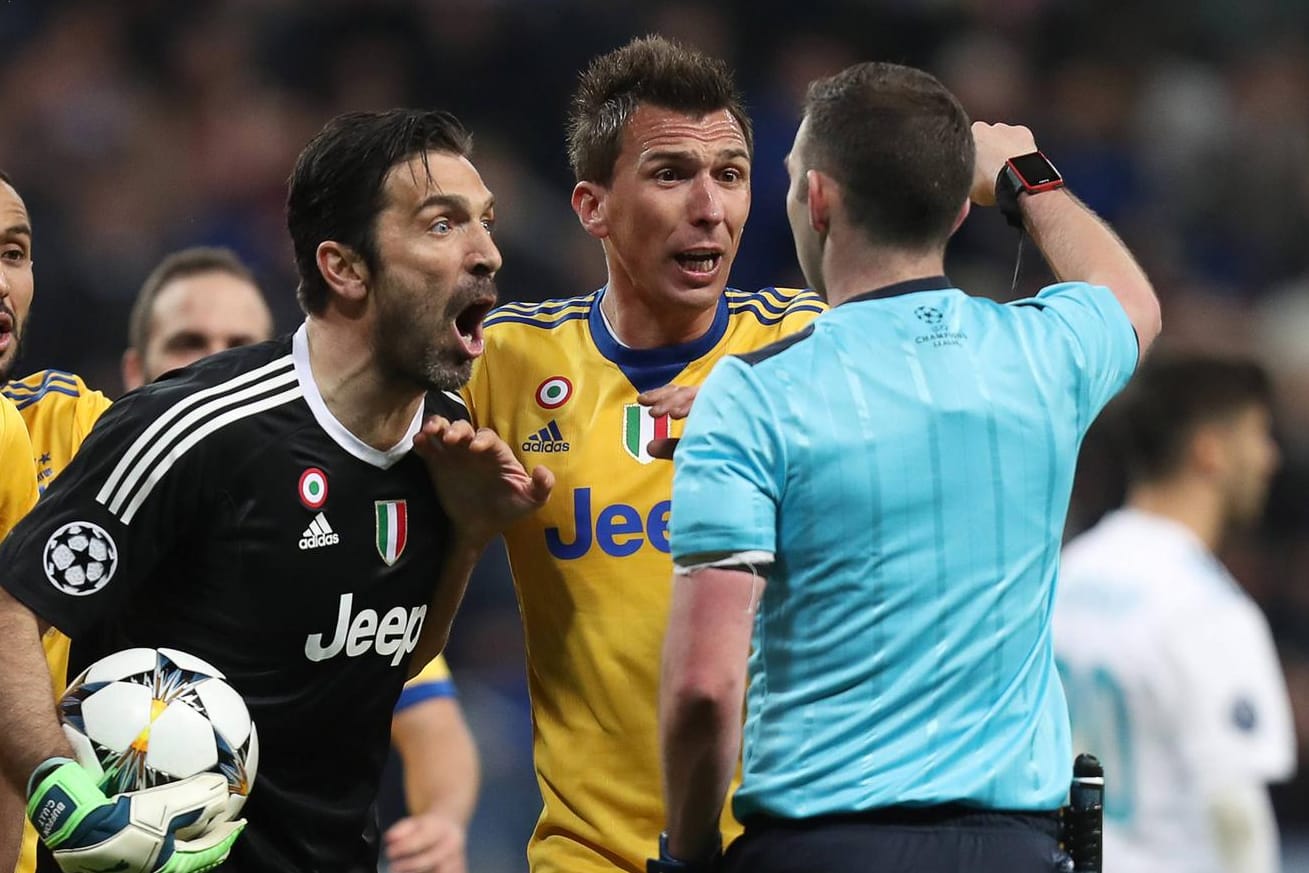 Gianluigi Buffon (l.): Die italienische Torwart-Legende geht nach dem Elfmeterpfiff auf Schiedsrichter Michael Oliver los.