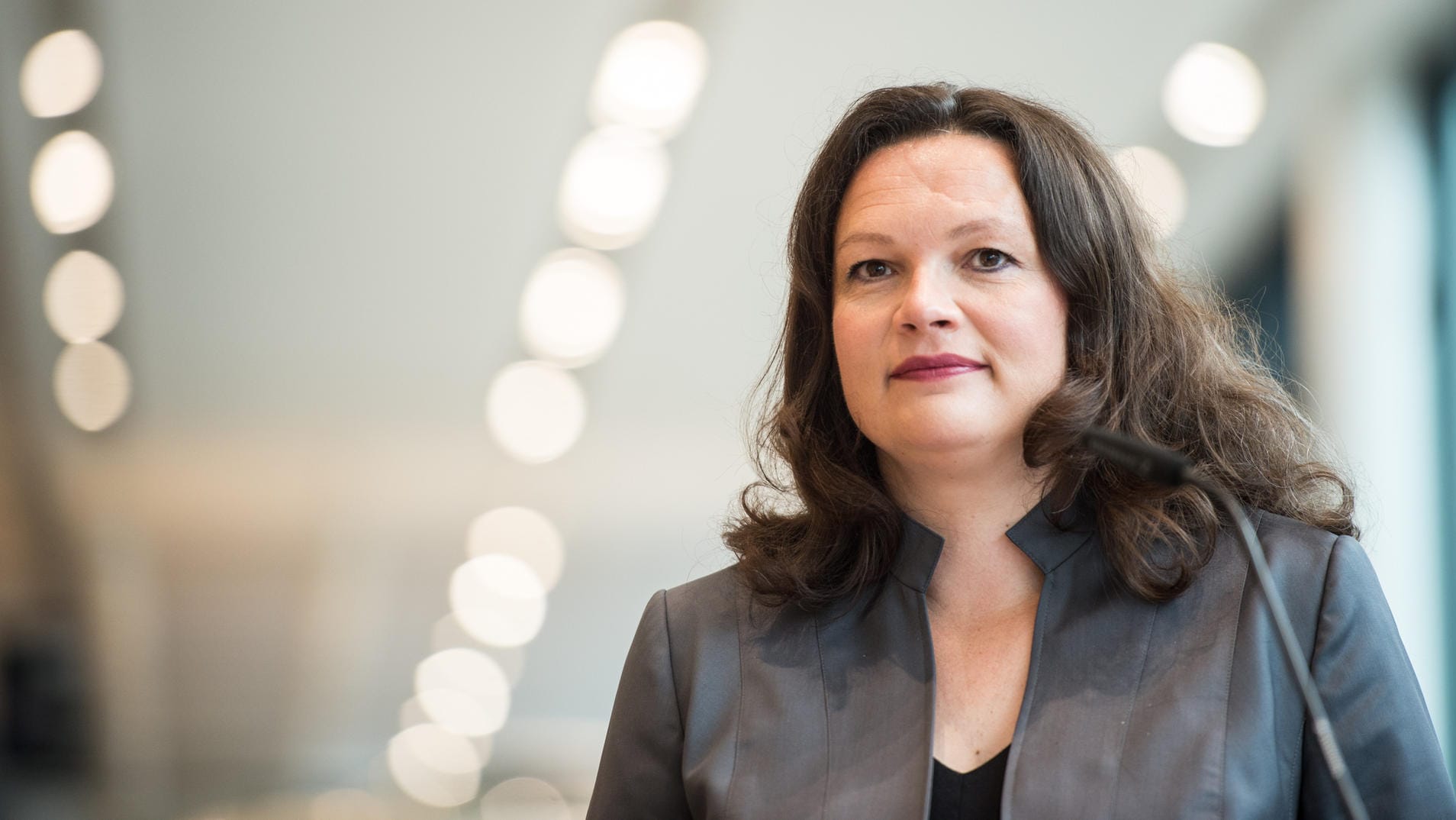 Auch die künftige SPD-Chefin Andrea Nahles sieht Hartz IV-Sanktionen gegen junge Menschen kritisch. Auch die künftige SPD-Chefin Andrea Nahles sieht Hartz IV-Sanktionen gegen junge Menschen kritisch.
