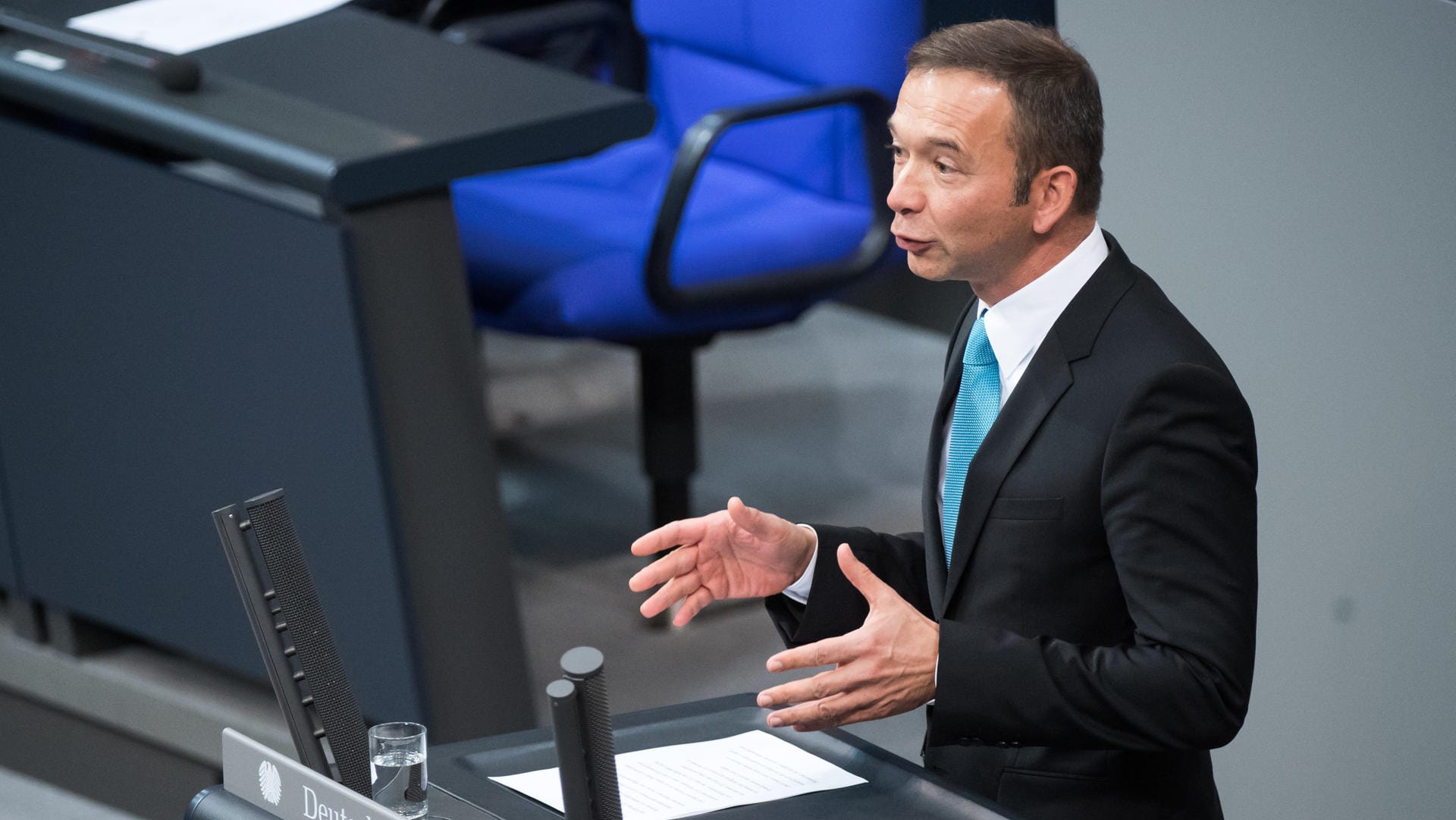 FDP-Sozialexperte Pascal Kober hält nichts von einer Erhöhung der Hartz-IV-Sätze. Stattdessen solle es Arbeitslosen leichter gemacht werden, sich etwas dazu zu verdienen.