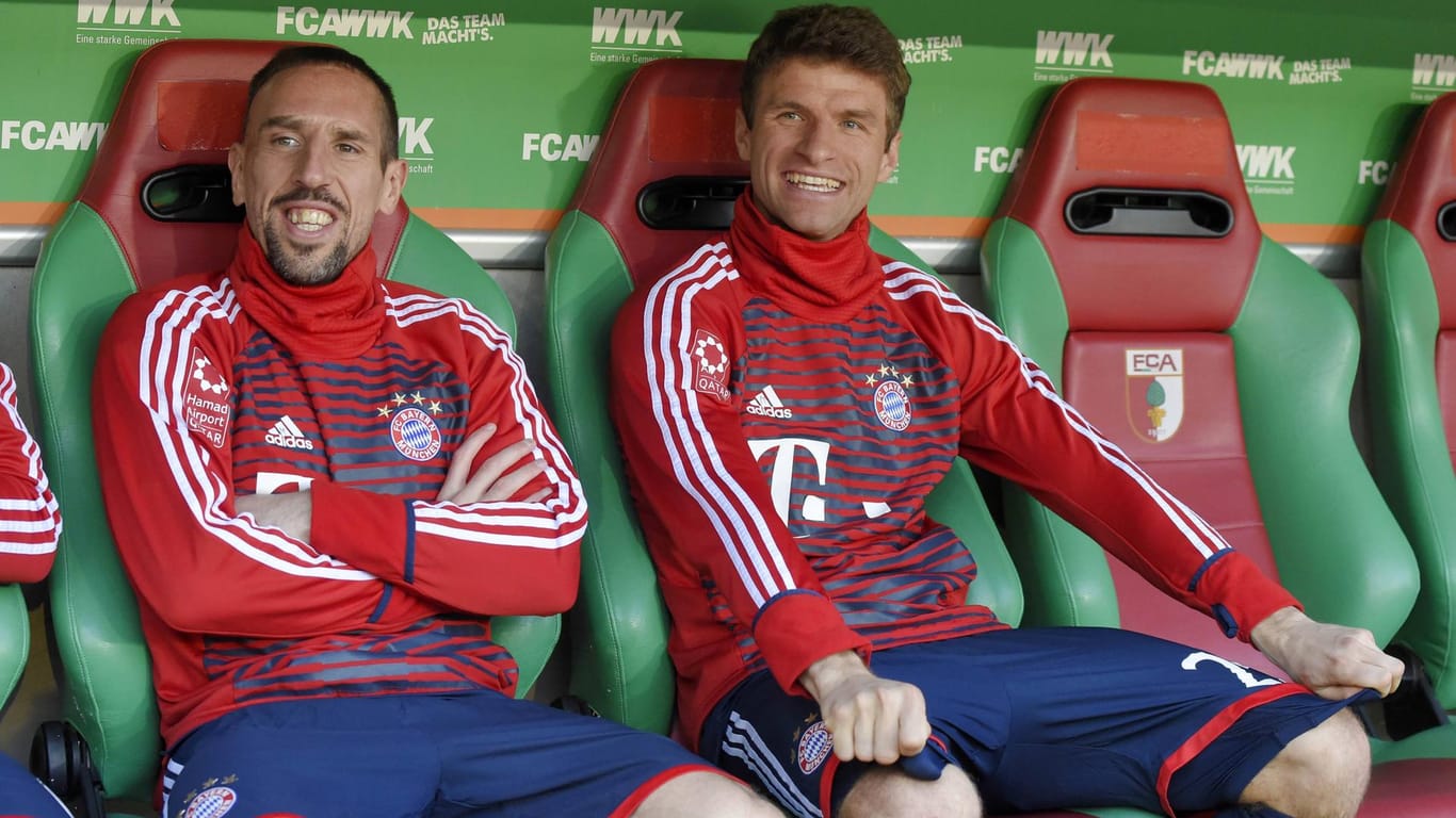 Franck Ribéry und Thomas Müller beim Auswärtsspiel in Augsburg auf der Bank. Mit der Rolle wird Ribéry wohl in der kommenden Saison häufiger leben müssen.