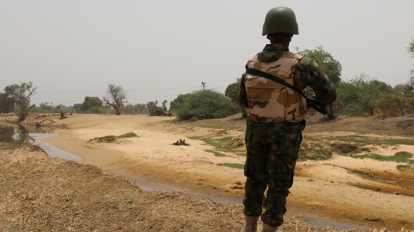 Nigerianischer Soldat an der Grenze zum Niger: In dem nordafrikanischen LNigerianischer Soldat an der Grenze zum Niger: In dem nordafrikanischen Land kommt es immer wieder zu Zusammenstößen mit dschihadistischen Milizen.and kommt es immer wieder zu Zusammentößen