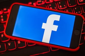 Den Anwälten des Nutzers zufolge hob Facebook nach einer Abmahnung die Sperre auf, die Löschung aber nicht.