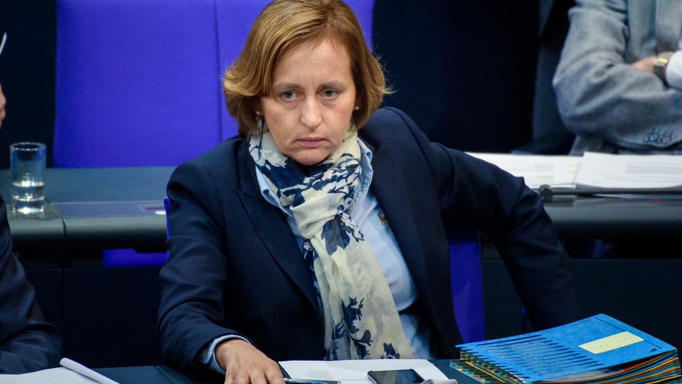 Beatrix von Storch, stellvertretende Bundesvorsitzende der AfD, sitzt während einer Debatte zum Jahreswirtschaftsbericht im Plenarsaal im Bundestag: Von Storch nennt umstrittenen Tweet nach Amokfahrt von Münster einen "Fehler."