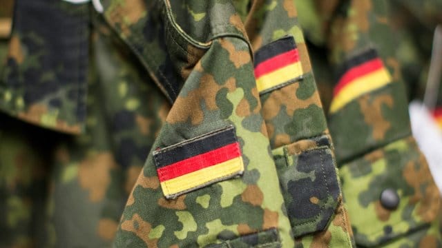 "Anstatt die Augen davor zu verschließen, muss die Bundesregierung endlich Maßnahmen ergreifen, die den braunen Sumpf in der Truppe austrocknen", verlangte Ulla Jelpke, die innenpolitische Sprecherin der Linksfraktion. "Anstatt die Augen davor zu verschließen, muss die Bundesregierung endlich Maßnahmen ergreifen, die den braunen Sumpf in der Truppe austrocknen", verlangte Ulla Jelpke, die innenpolitische Sprecherin der Linksfraktion.