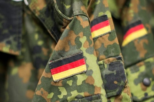 "Anstatt die Augen davor zu verschließen, muss die Bundesregierung endlich Maßnahmen ergreifen, die den braunen Sumpf in der Truppe austrocknen", verlangte Ulla Jelpke, die innenpolitische Sprecherin der Linksfraktion.