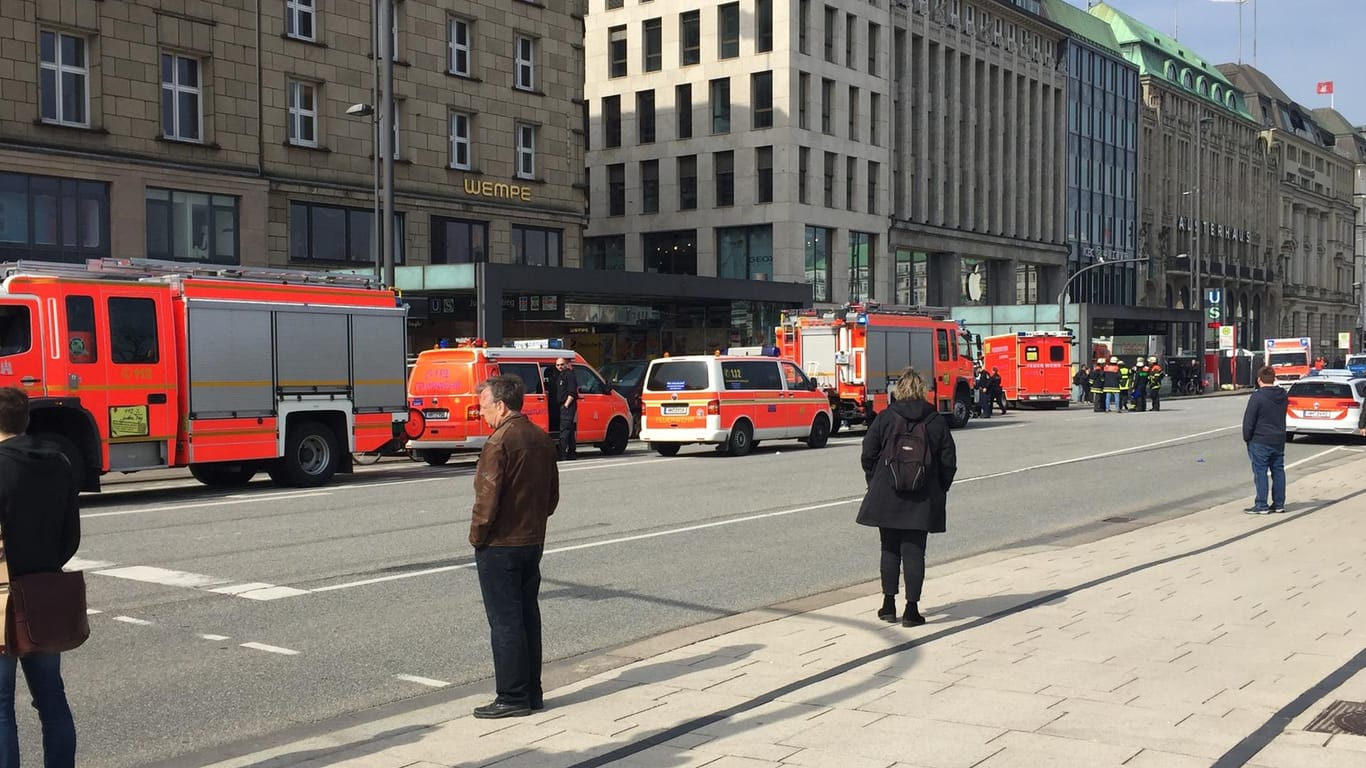 Passanten beobachten den Rettungseinsatz in Hamburg: Mutter und Kind sind bei einem Messerangriff tödlich verletzt worden.
