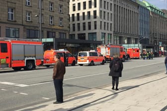 Passanten beobachten den Rettungseinsatz in Hamburg: Mutter und Kind sind bei einem Messerangriff tödlich verletzt worden.