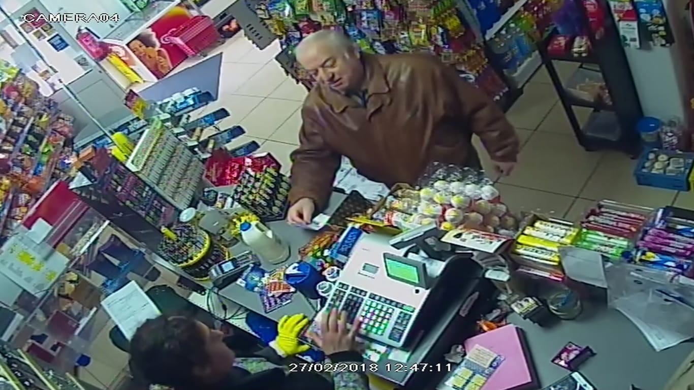 Das Videostandbild einer Überwachungskamera zeigt den früheren russischen Doppelagenten Sergej Skripal beim Bezahlen in einem Geschäft.