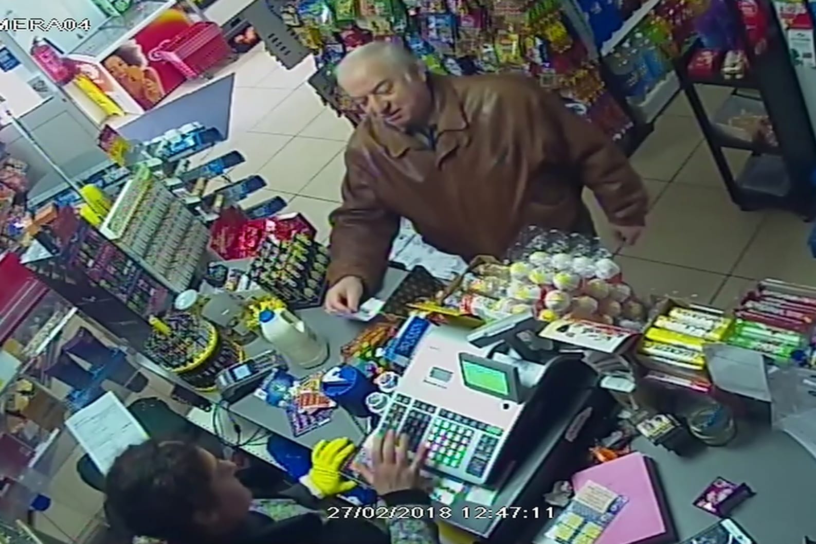 Das Videostandbild einer Überwachungskamera zeigt den früheren russischen Doppelagenten Sergej Skripal beim Bezahlen in einem Geschäft.