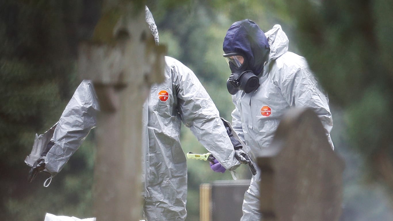 Einsatzkräfte in Salisbury: Nach dem Anschlag auf den russischen Ex-Spion Sergei Skripal hat die Organisation für das Verbot chemischer Waffen die britischen Erkenntnisse zum Nervengift bestätigt.