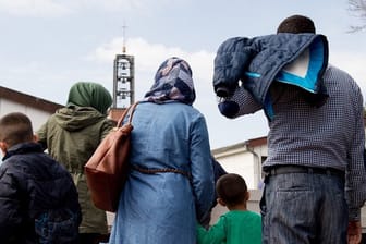 Syrische Flüchtlinge im Grenzdurchgangslager Friedland in Niedersachsen.