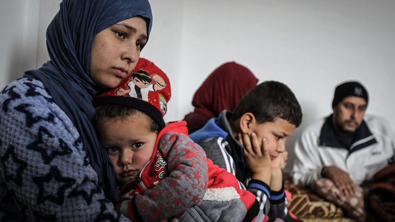 Eine Syrerin in Deutschland mit einem Teil ihrer Familie: Durch den ausgesetzten Familiennachzug, verlassen viele Flüchtlinge Deutschland. Sie wollen bei ihren Familien sein.