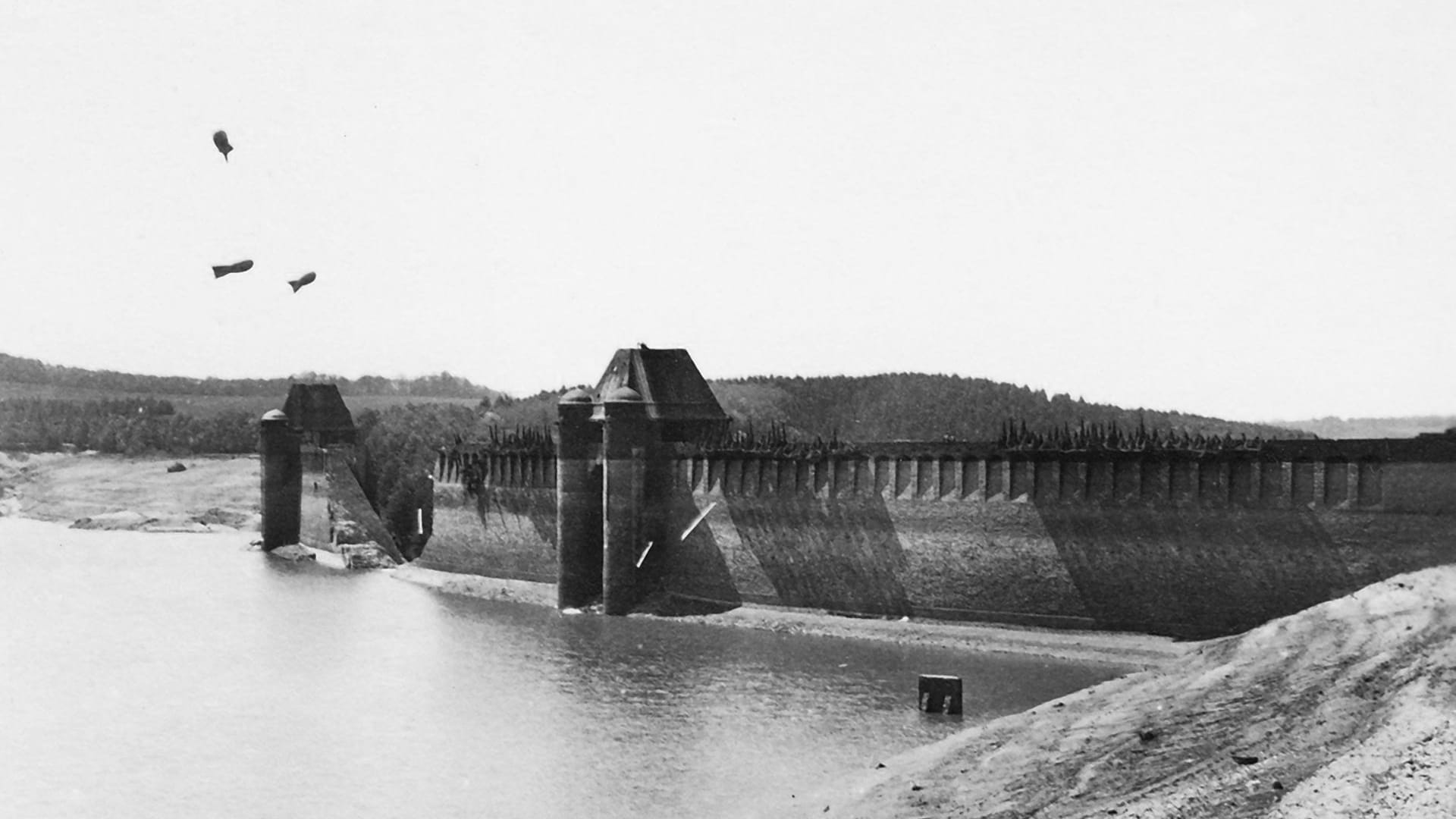 Möhnesee: Schutzvorrichtungen über der zerstörten Möhnetalsperre.