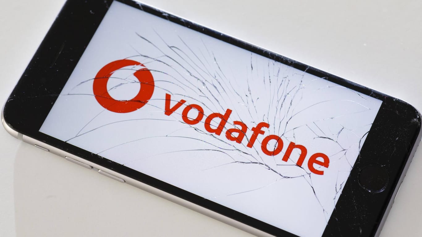 Vodafone-Logo auf einem Smartphone: Das LKA warnt vor Vodafone-Telefon-Betrügern. Auch Namen anderer Anbieter werden missbraucht.
