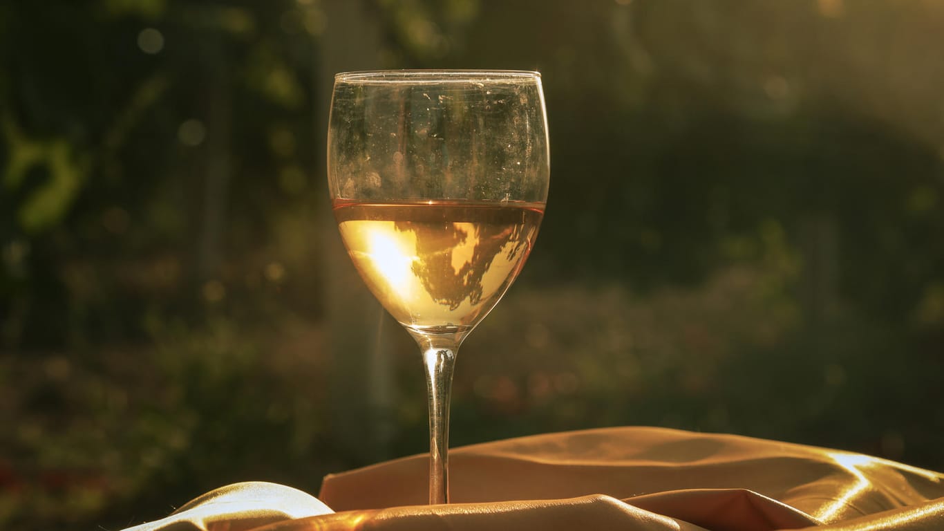 Ein Glas Wein: Wer regelmäßig Alkohol trinkt, erhöht sein Risiko, an Herz-Kreislauf-Erkrankungen zu erkranken.