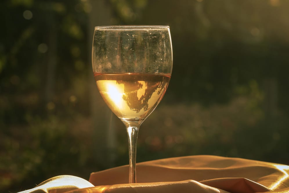 Ein Glas Wein: Wer regelmäßig Alkohol trinkt, erhöht sein Risiko, an Herz-Kreislauf-Erkrankungen zu erkranken.