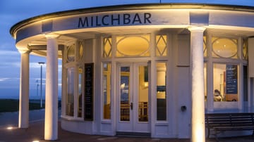 Milchbar auf Norderney: Lounge, Bar und Restaurant in einem – und der Szenetreff an der Strandpromenade. (Quelle: Jochen Tack/imago-images-bilder) Milchbar auf Norderney