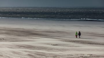 Strandspaziergang am Nordstrand von Norderney – auch im Winter ein Erlebnis. (Quelle: Priller&Maug/imago-images-bilder) Strandspaziergang am Nordstrand von Norderney