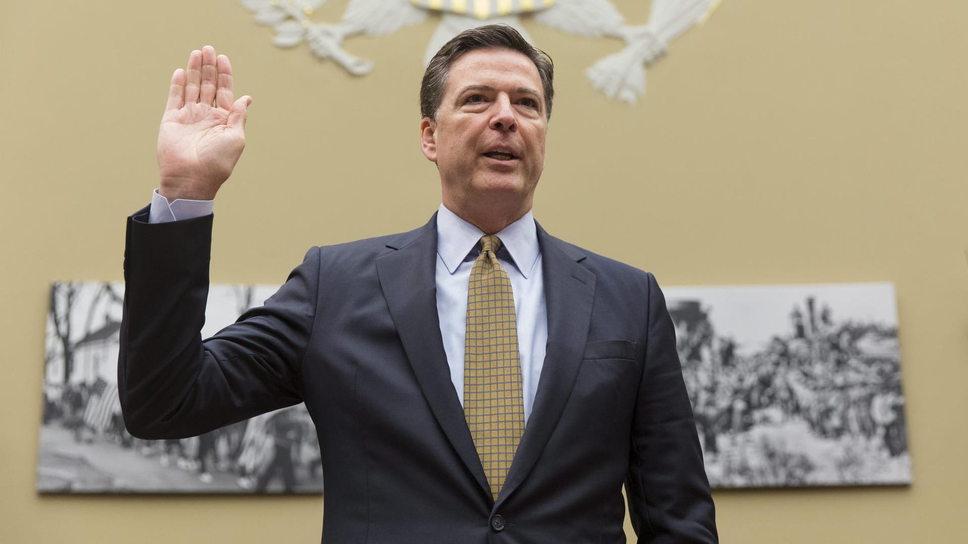 James Comey vor einem Parlamentsausschuss: Der gefeuerte Ex-FBI-Chef veröffentlicht ein Buch.