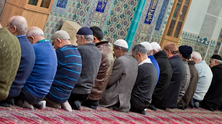 Betende Muslime in einer Moschee in Nürnberg: Alexander Dobrindt hat den Islam in einem Interview als unaufgeklärt bezeichnet.
