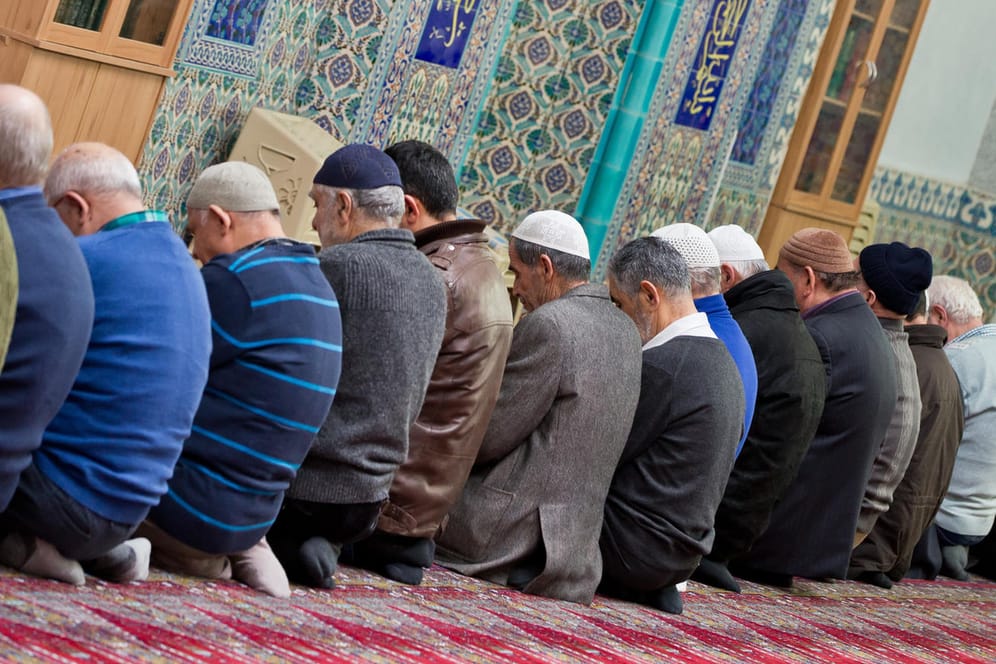 Betende Muslime in einer Moschee in Nürnberg: Alexander Dobrindt hat den Islam in einem Interview als unaufgeklärt bezeichnet.