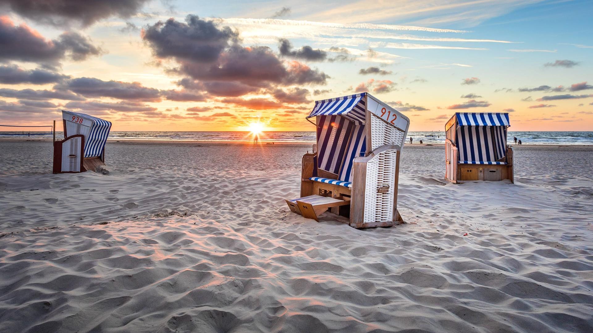 Strandkörbe im Sonnenlicht