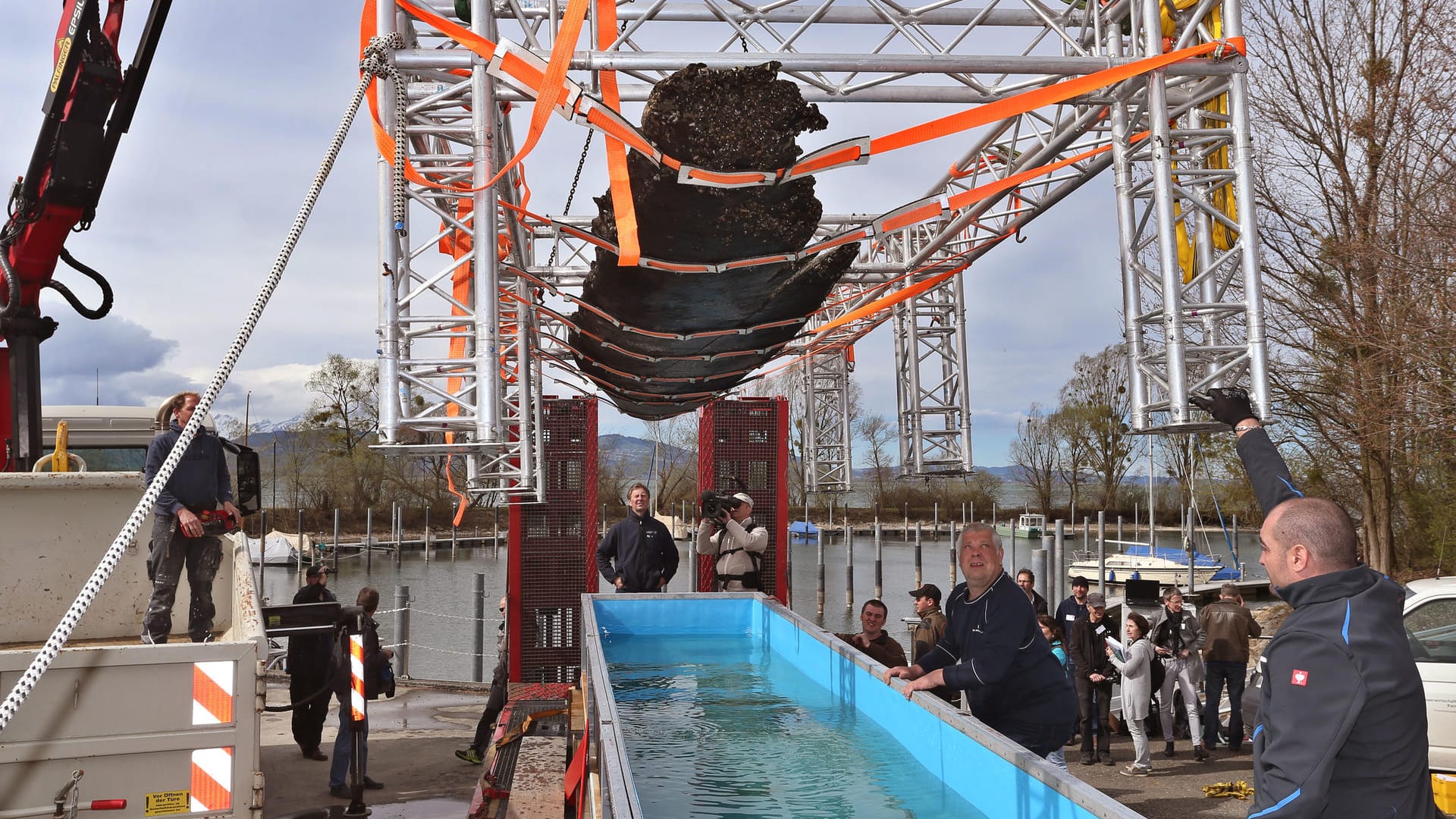 Ein rund 3100 Jahre alten Einbaum wird am Ufer des Bodensees auf einen Tieflader gehoben: Das aus Eichenholz gezimmerte Boot war bereits im Jahr 2015 im Bodensee entdeckt worden. Nun wurde es geborgen. Ein rund 3100 Jahre alten Einbaum wird am Ufer des Bodensees auf einen Tieflader gehoben: Das aus Eichenholz gezimmerte Boot war bereits im Jahr 2015 im Bodensee entdeckt worden. Nun wurde es geborgen.
