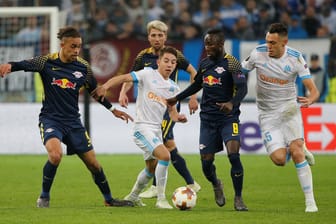 Leipzig's Naby Keita und Yussuf Poulsen kämpfen mit Marseille's Lucas Ocampos und Maxime Lopez um den Ball.