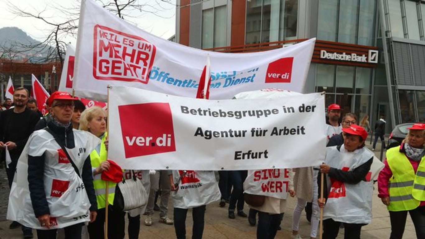 Streikende in der Innenstadt von Jena.
