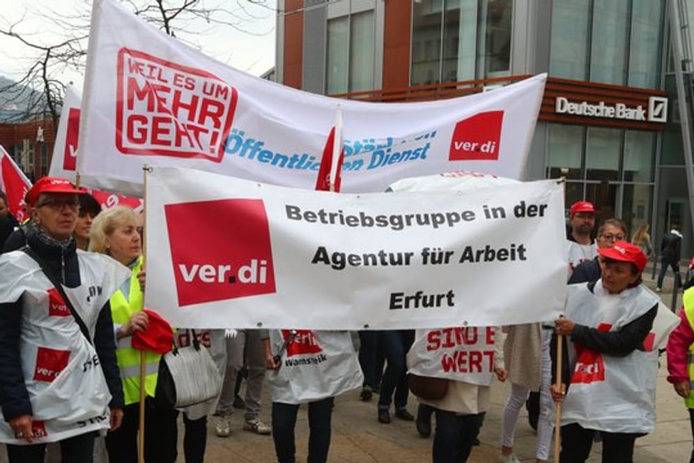 Streikende in der Innenstadt von Jena.