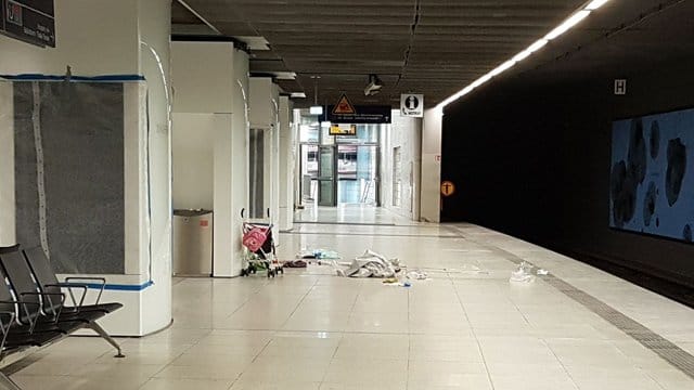 Nach dem tödlichen Messerangriff: Am Tatort zurück bleibt ein Buggy mit einer rosa Kindertasche. Nach dem tödlichen Messerangriff: Am Tatort zurück bleibt ein Buggy mit einer rosa Kindertasche.
