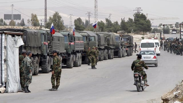 Mitglieder der russischen Militärpolizei sichern in Duma, einem Vorort der syrischen Hauptstadt Damaskus, auf einer Straße. Mitglieder der russischen Militärpolizei sichern in Duma, einem Vorort der syrischen Hauptstadt Damaskus, auf einer Straße.