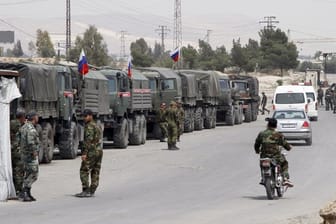 Mitglieder der russischen Militärpolizei sichern in Duma, einem Vorort der syrischen Hauptstadt Damaskus, auf einer Straße.