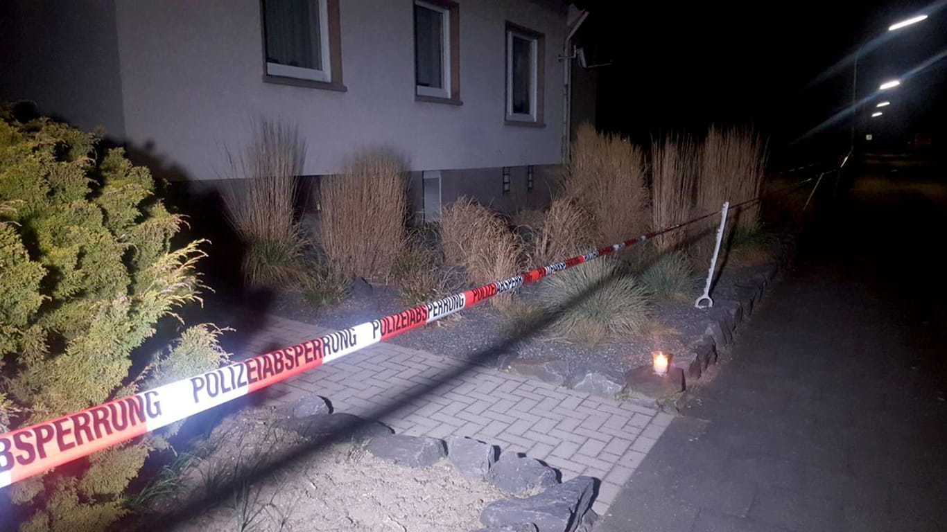 Absperrband der Polizei einem Haus in Osnabrück: Dort soll eine zerstückelte Frauenleiche gefunden worden sein.