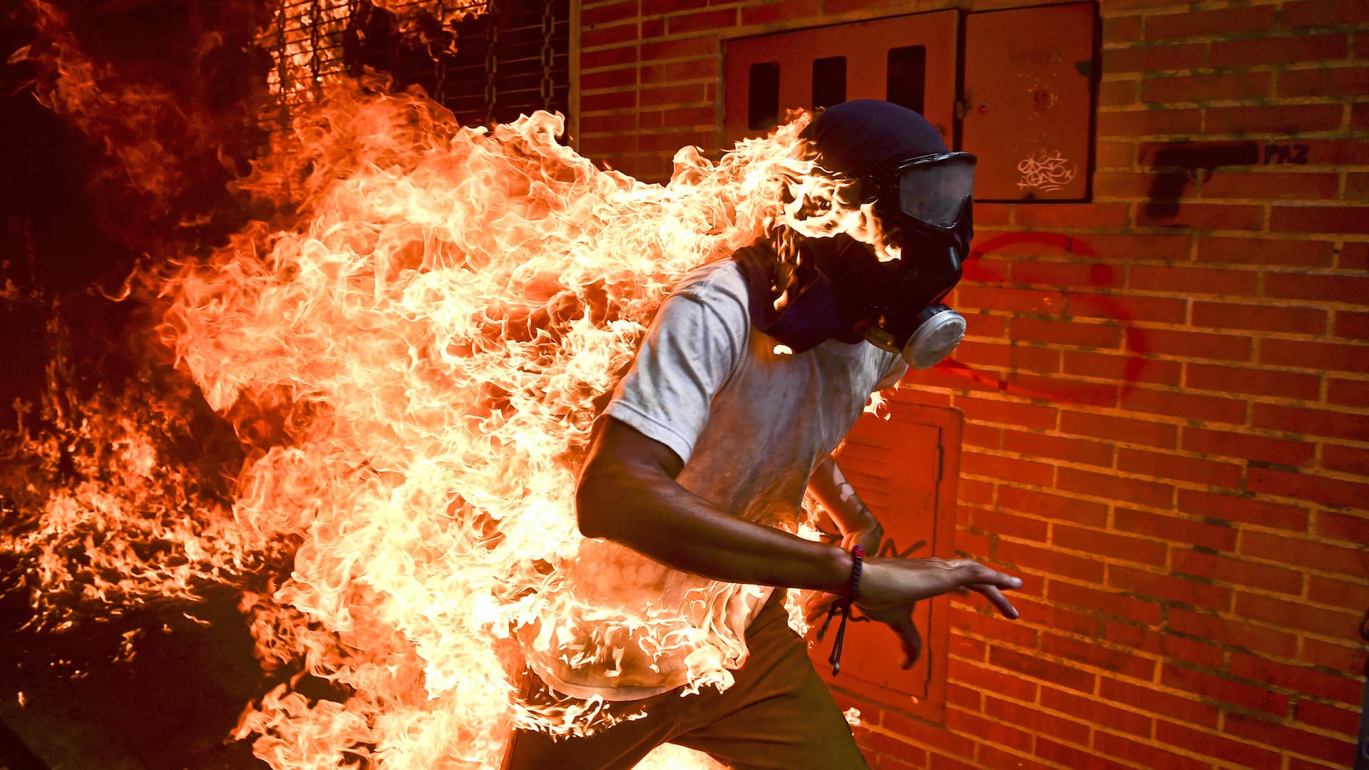 Ronaldo Schemidts Foto "Venezuela Krise" ist das "World Press Photo" 2018: Der junge Mann unter der Gasmaske hat mit Verbrennungen überlebt.