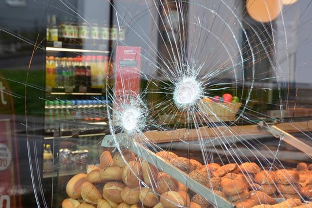 Nach dem Polizeieinsatz: Einschlagstellen in der Scheibe der Bäckerei, vor der ein randalierender Mann mehrere Menschen angegriffen hatte.