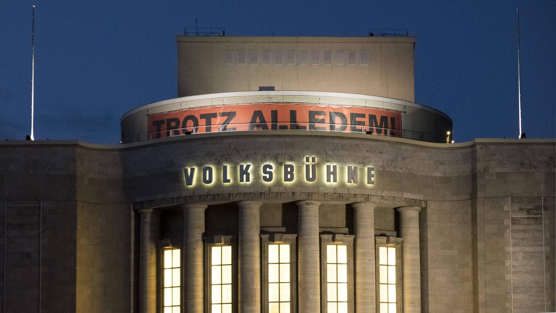 Die Berliner Volksbühne: Die ersten Inszenierungen unter Chris Dercon seit kamen bei Publikum und Kritik sehr gemischt an. Die Berliner Volksbühne: Die ersten Inszenierungen unter Chris Dercon seit kamen bei Publikum und Kritik sehr gemischt an.