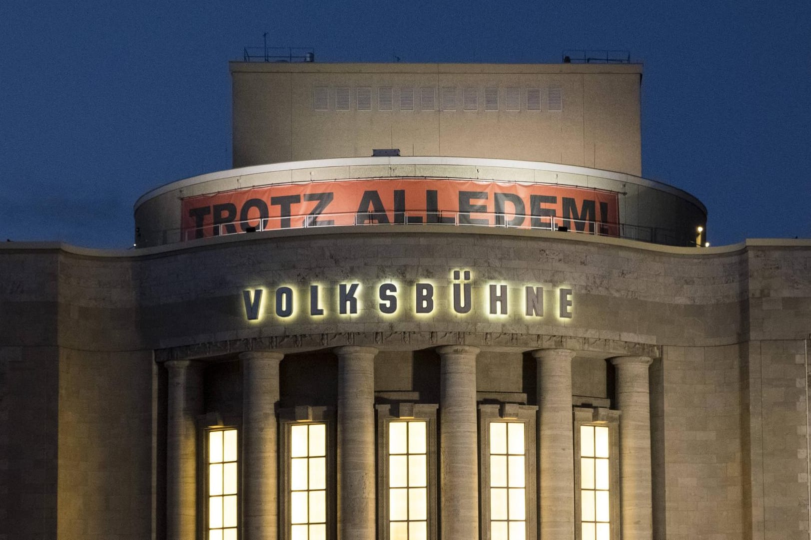 Die Berliner Volksbühne: Die ersten Inszenierungen unter Chris Dercon seit kamen bei Publikum und Kritik sehr gemischt an.